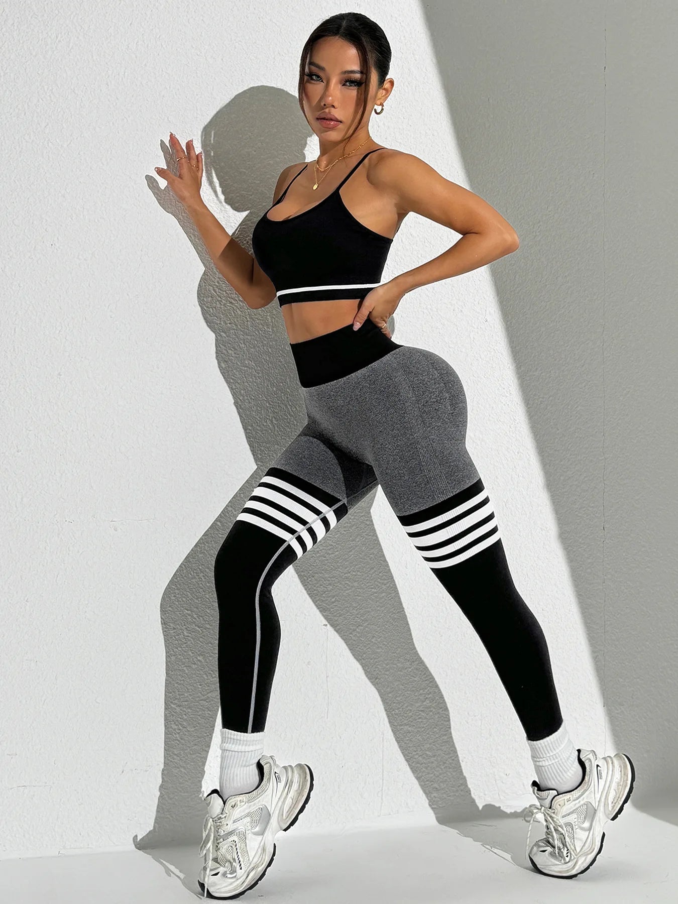 Curve & Flow Set - Black/Grey V-Back Leggings