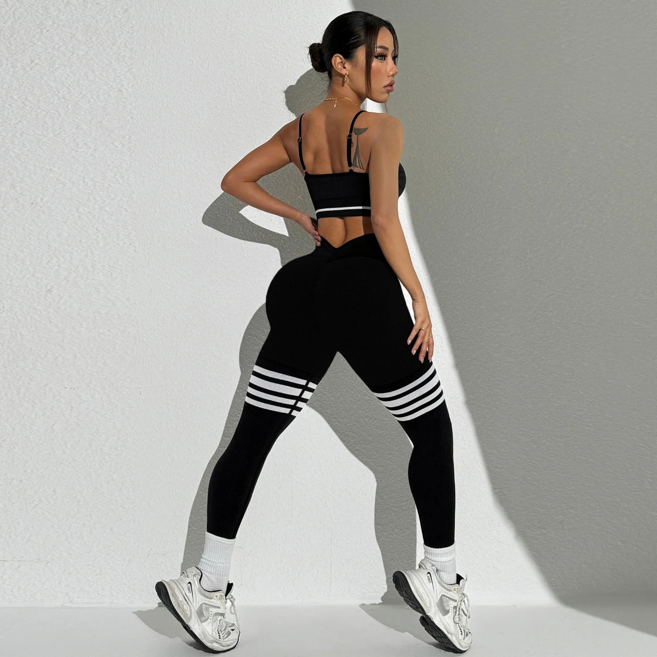 Curve & Flow Set - Black/Grey V-Back Leggings