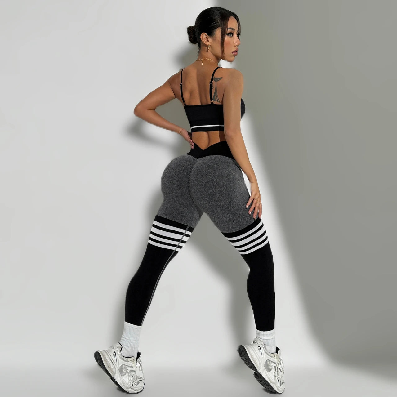 Curve & Flow Set - Black/Grey V-Back Leggings