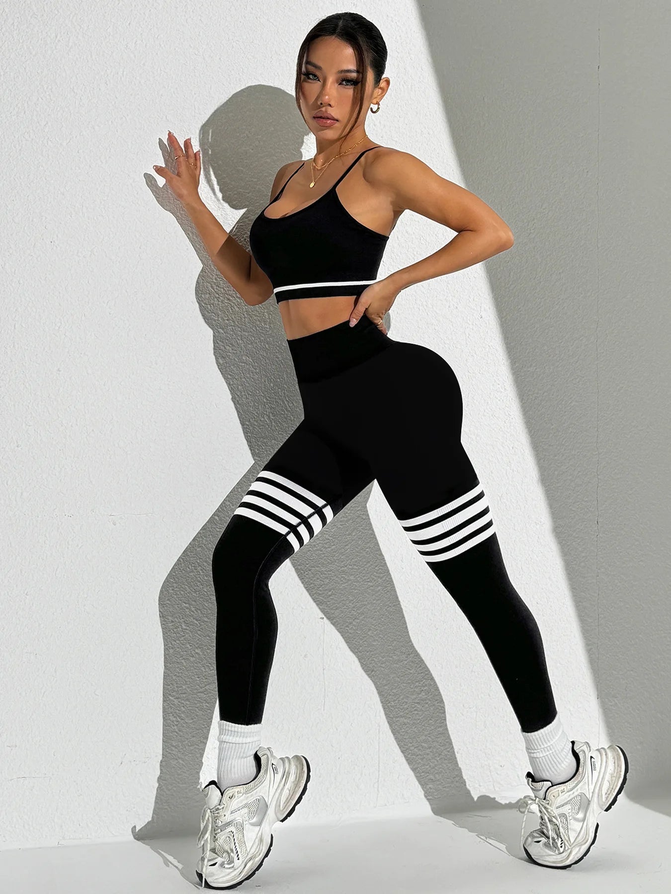 Curve & Flow Set - Black/Grey V-Back Leggings