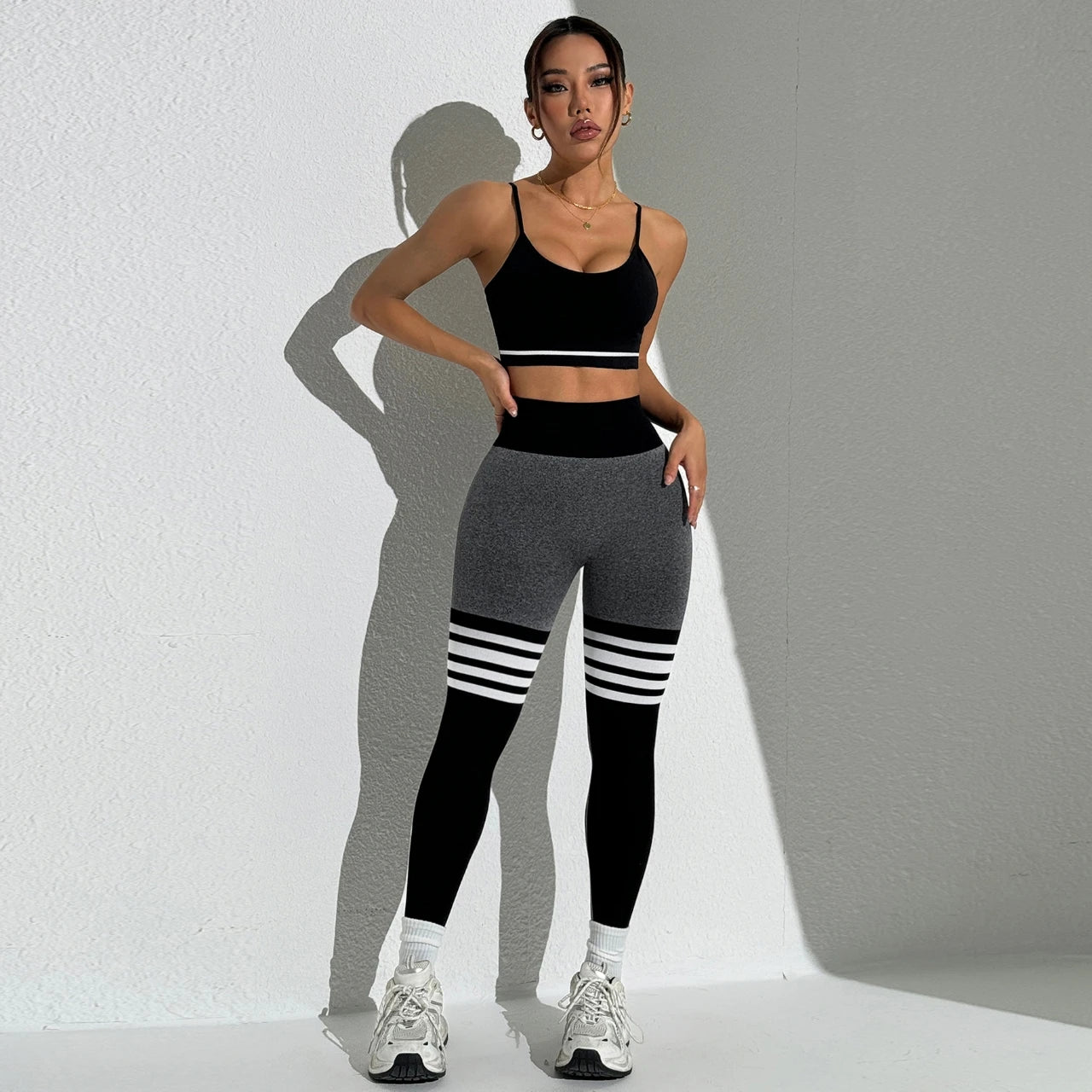 Curve & Flow Set - Black/Grey V-Back Leggings